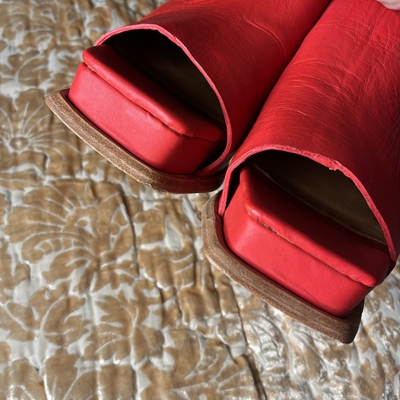 So comfy Wal & Pai Red Leather Mules - Picture 4 of 5